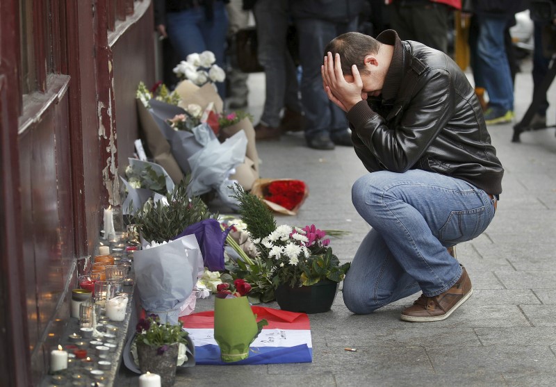 © Reuters. AU MOINS 132 MORTS DANS LES ATTENTATS DE PARIS ET SAINT-DENIS