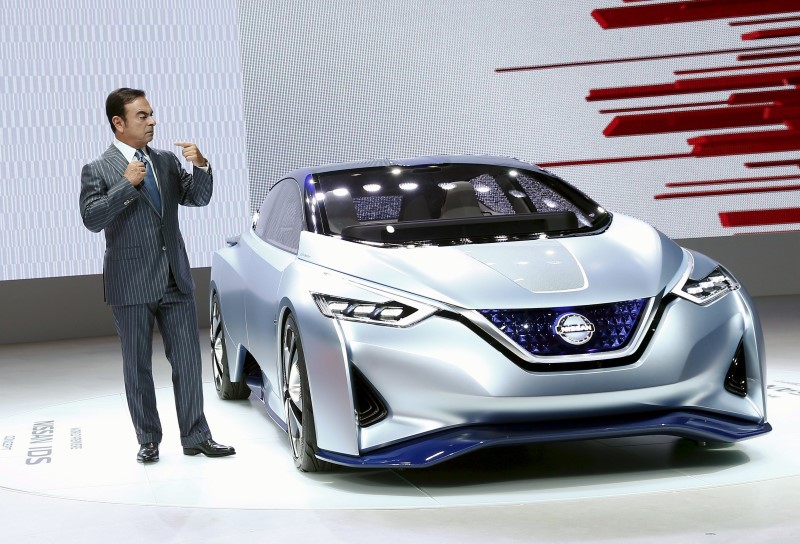© Reuters. File photo of Carlos Ghosn, CEO of the Renault-Nissan Alliance, presenting Nissan IDS concept car at the 44th Tokyo Motor Show in Tokyo