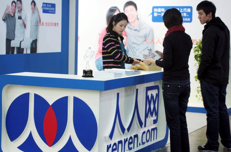 © Reuters. Logo of Renren.com is seen during an expo in Beijing