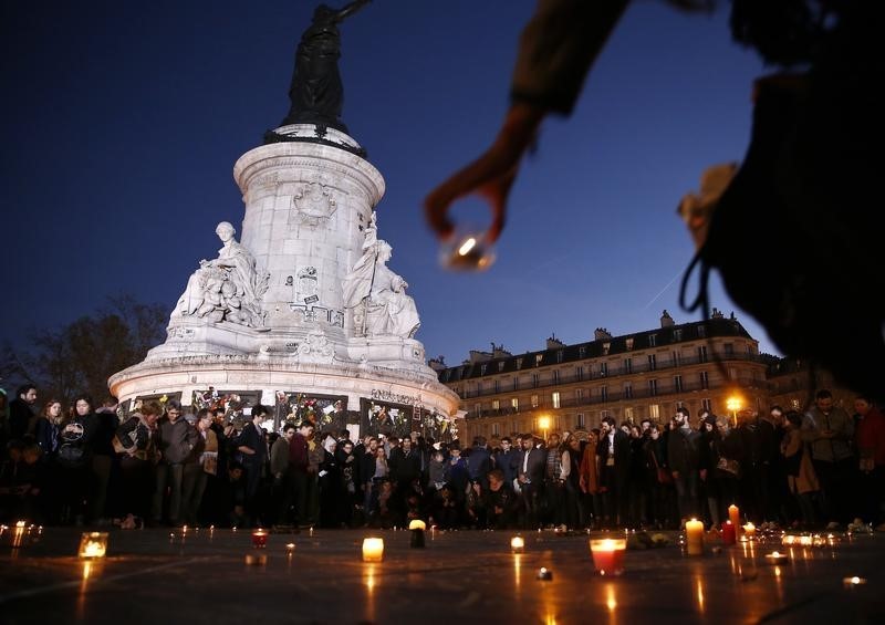 © Reuters. الآلاف يحتشدون في ساحة التضامن بعد استيعاب صدمة هجمات باريس