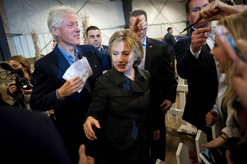 © Reuters. Democratic U.S. presidential candidate Clinton and former U.S. President Clinton greet supporters at the Central Iowa Democrats Fall Barbecue in Ames, Iowa