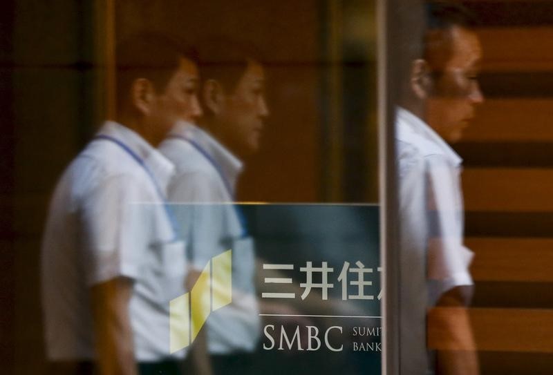 © Reuters. Men enter headquarters of Japanese bank SMBC in Tokyo