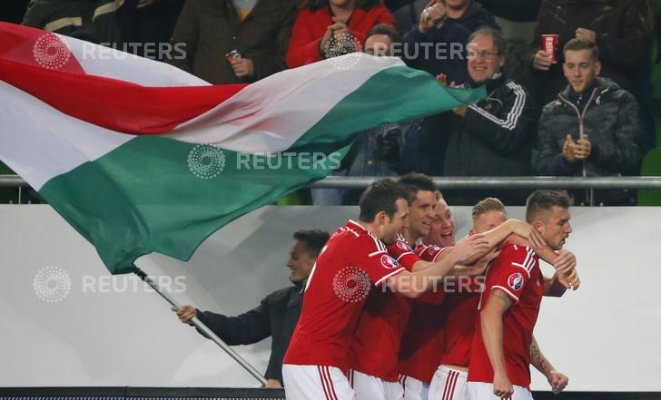 © Reuters. El jugador de la selección de fútbol de Hungría, Tamas Priskin (primero a la derecha) , festeja con sus compañeros tras convertir un gol en el partido contra Noruega por un lugar en la Euro 2016