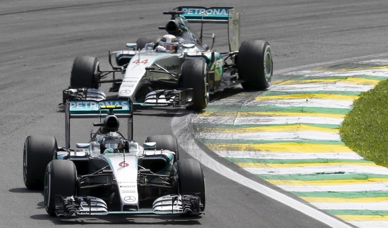 © Reuters. El piloto de Fórmula Uno de Mercedes, el alemán Nico Rosberg (adelante), y su compañero de equipo, el británico Lewis Hamilton, transitan una curva durante las primeras vueltas del Gran Premio de Brasil 