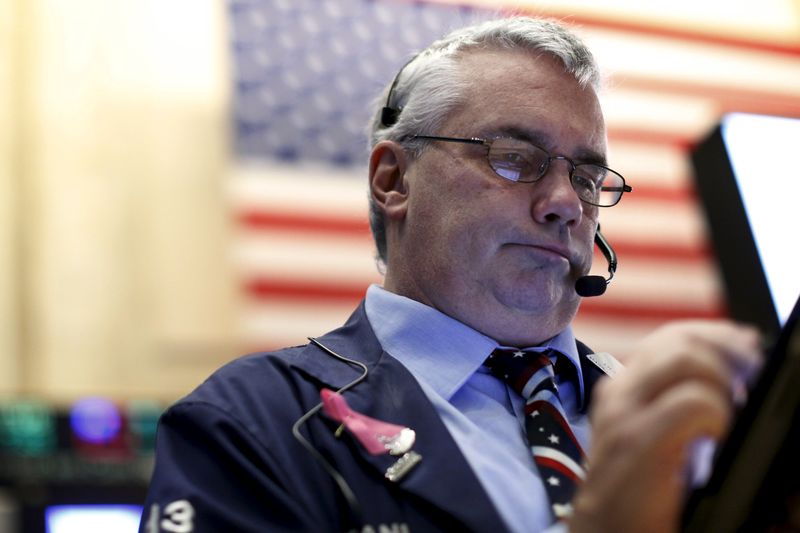 © Reuters. Traders work on the floor of the New York Stock Exchange