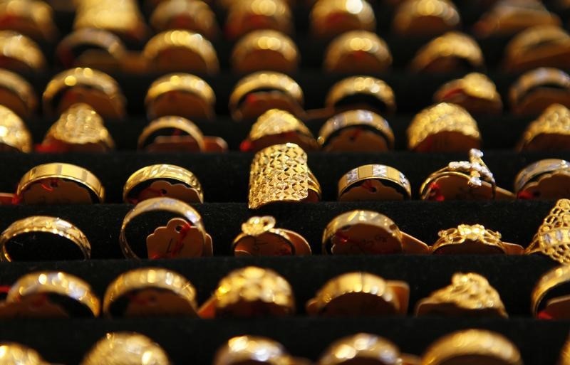 © Reuters. Gold rings are seen on display at a goldsmith shop in Kuala Lumpur