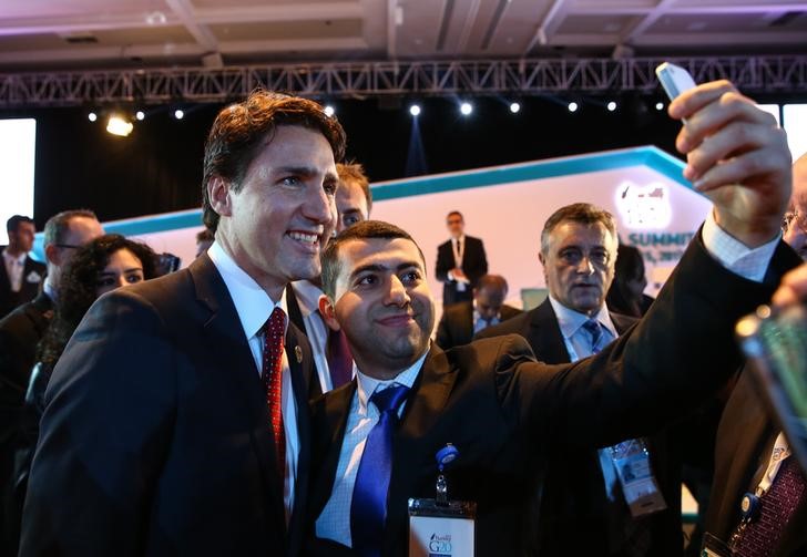 © Reuters. عشاق السيلفي يطاردون رئيس وزراء كندا الجذاب في قمة مجموعة العشرين