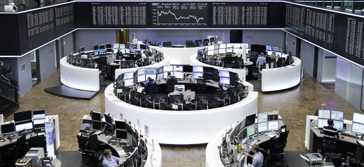 © Reuters. Traders work at screens in front of DAX board at the stock exchange in Frankfurt