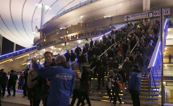 © Reuters. Pessoas deixando o Stade de France durante amistoso entre França e Alemanha