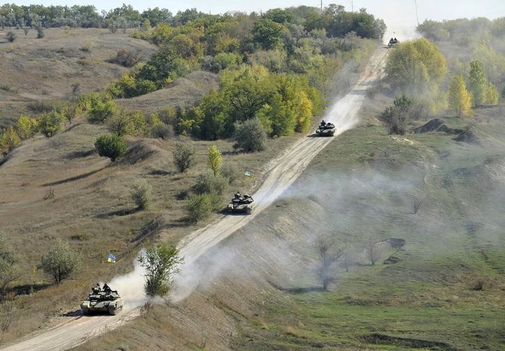 © Reuters. أوكرانيا تقول إنها قد تعيد المدفعية الى الحدود الشرقية اذا تصاعد الموقف