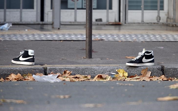 © Reuters. Пара кроссовок у концертного зала Bataclan в Париже 