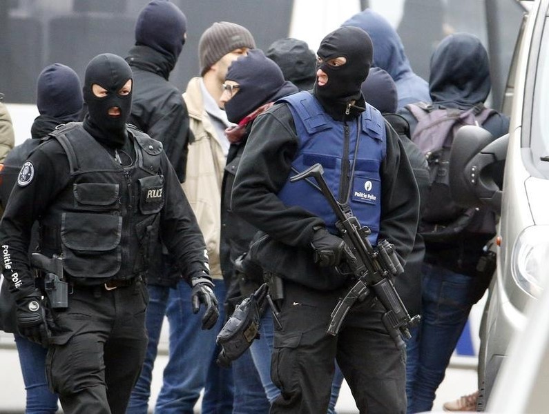 © Reuters. تقرير: شرطة بروكسل تحاصر منازل مطلوبين مشتبه بهم في هجمات باريس