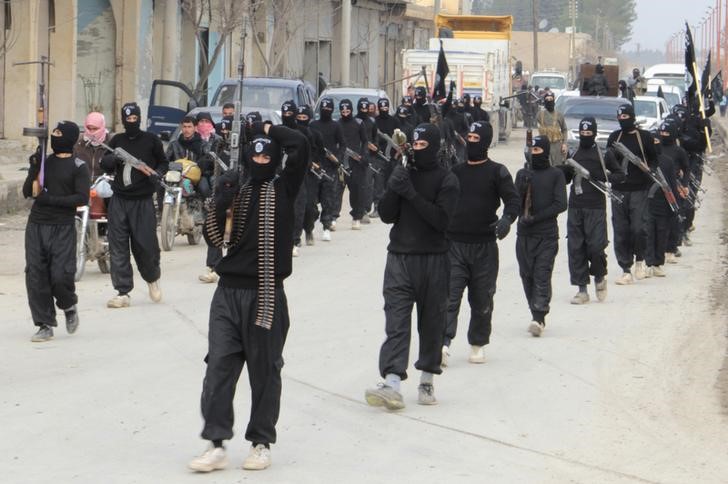 © Reuters. الدولة الاسلامية تنقل الحرب إلى عقر دار أعدائها بعد هزائمها في ساحة المعركة
