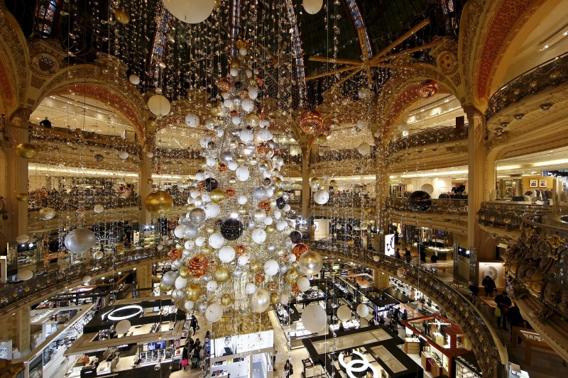 © Reuters. GRANDS MAGASINS ET BOUTIQUES DE LUXE ROUVRENT