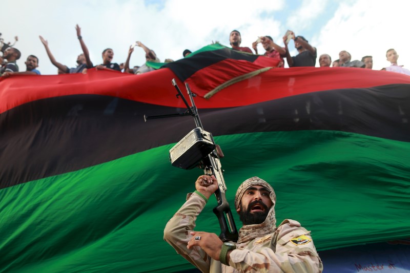 © Reuters. One of the members of the military protecting a demonstration against candidates for a national unity government proposed by U.N. envoy for Libya Bernardino Leon, is pictured in Benghazi