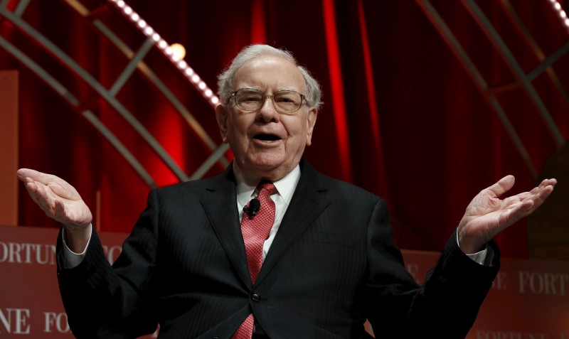 © Reuters. Warren Buffett, chairman and CEO of Berkshire Hathaway, speaks at the Fortune's Most Powerful Women's Summit in Washington