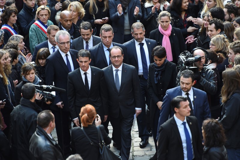 © Reuters. French President Francois Hollande leaves after a minute of silence at the Sorbonne University in Paris to pay tribute to victims of Friday's Paris attacks
