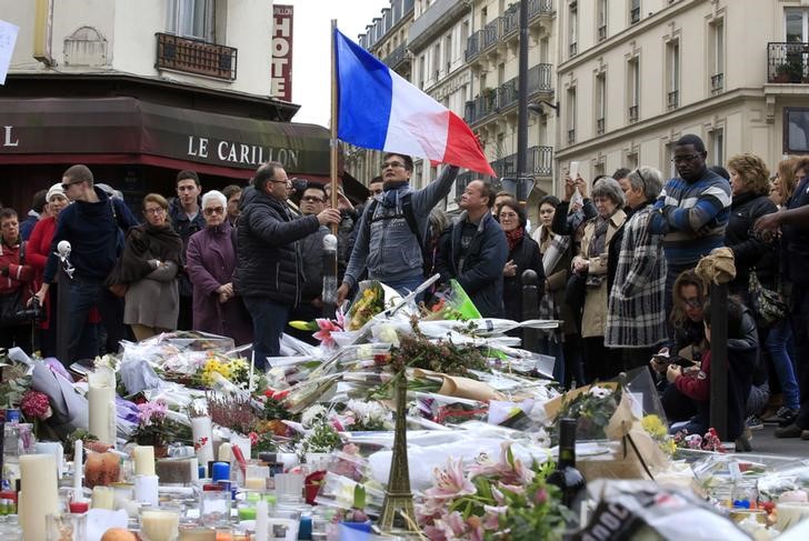 © Reuters. Pessoas prestando homenagem às vítimas de ataques em Paris