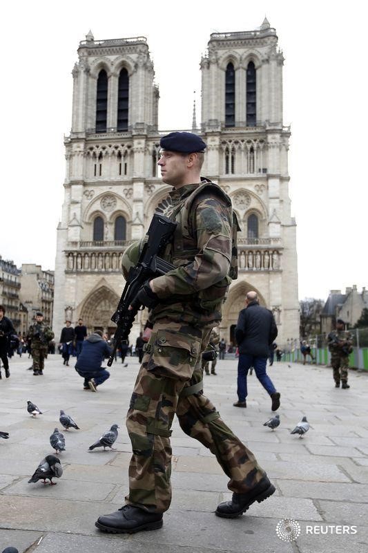 © Reuters. La policía francesa allana viviendas y dice que es 