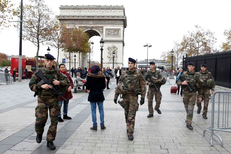 © Reuters. SÉCURITÉ RENFORCÉE DANS LES ENTREPRISES EN FRANCE 
