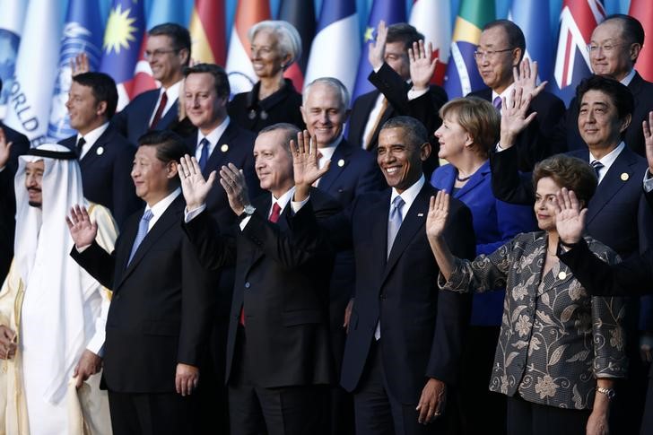 © Reuters. Membros do G20 durante foto tradicional da cúpula dos líderes, em Antalya, na Turquia