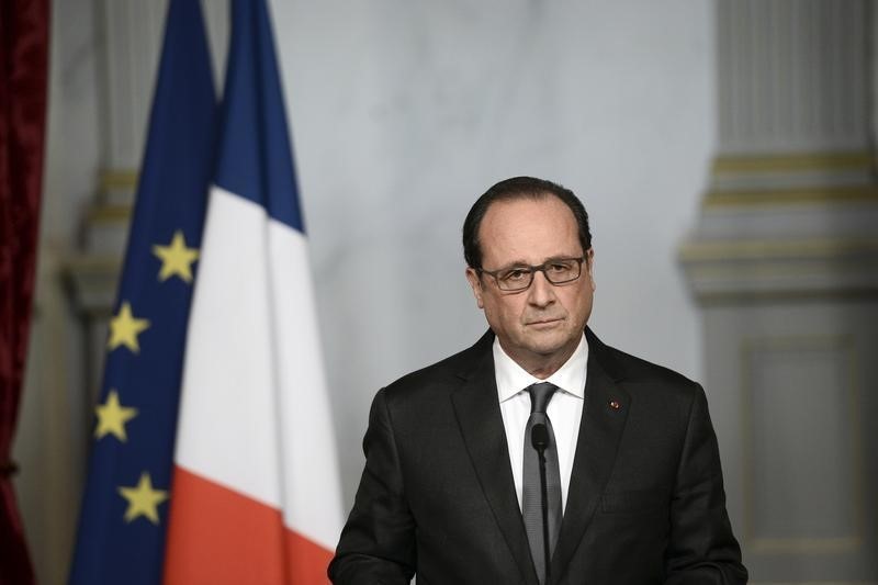 © Reuters. أولوند: فرنسا ستكثف عملياتها في سوريا