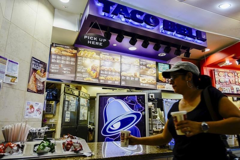 © Reuters. Woman buys products at a Taco Bell restaurant in Paramus, New Jersey