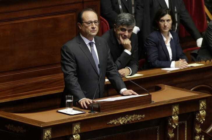 © Reuters. أولوند: فرنسا في حرب ضد "الجبناء" وليس "الحضارات"
