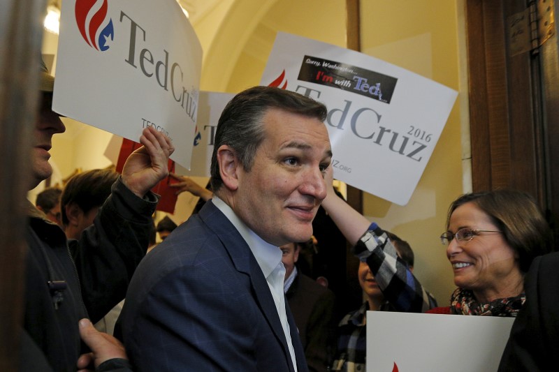 © Reuters. U.S. Republican presidential candidate and U.S. Senator Ted Cruz greets supporters as he arrives to file his declaration of candidacy to appear on the New Hampshire primary election ballot in Concord