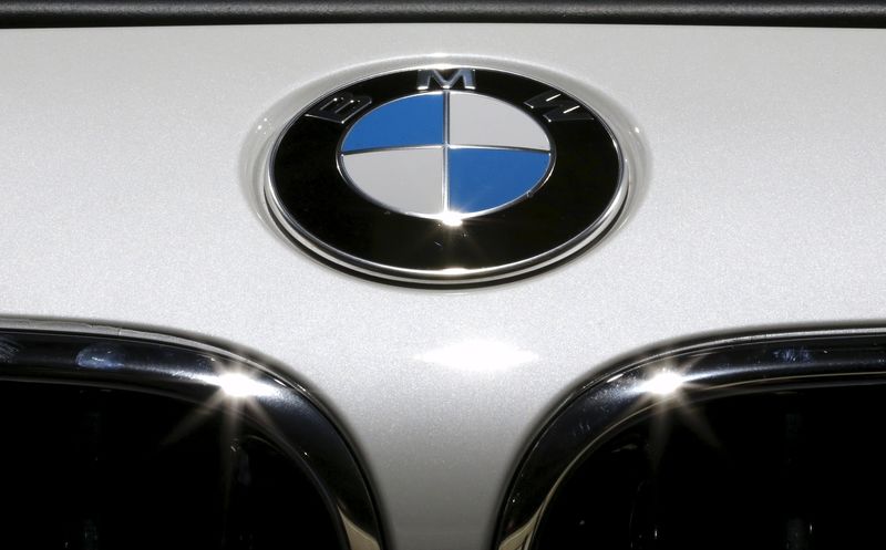 © Reuters. File photo of the BMW logo seen on a BMW 650i xDrive car on media day at the Paris Mondial de l'Automobile,