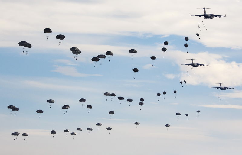 © Reuters. U.S. Paratroopers from the 82nd Airborne Division participate in a massive airdrop from C-17 Globemaster aircraft as part of the NATO Exercise Trident Juncture 2015 military exercise, at the San Gregorio training grounds outside Zaragoza