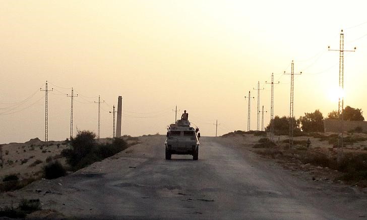 © Reuters. Автомобиль египетских военных на севере Синая