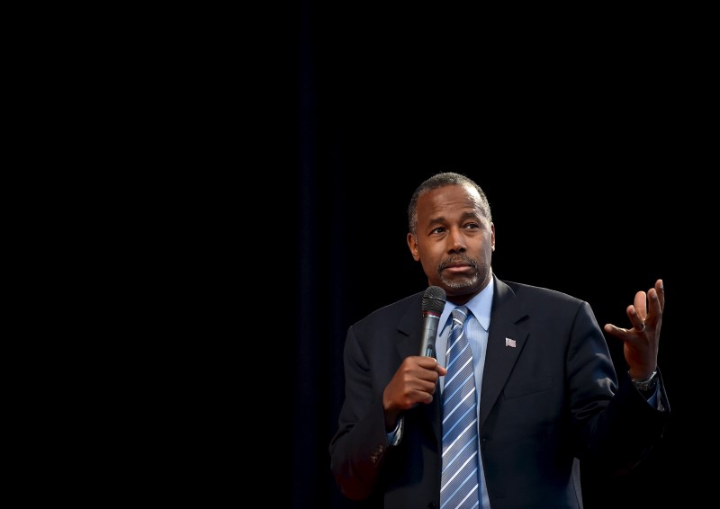 © Reuters. U.S. Republican presidential candidate Ben Carson speaks at a rally at the Henderson Pavilion in Henderson