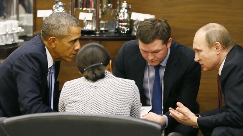 © Reuters. U.S. President Obama talks with Russian President Putin prior to opening session of G20 in Antalya