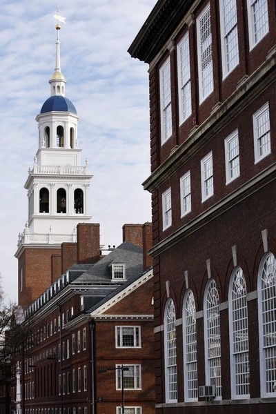 © Reuters. جامعة هارفارد تخلي أربعة مبان بعد تهديد بوجود قنبلة