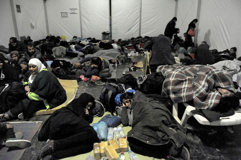 © Reuters. سبع ولايات أمريكية تغلق أبوابها امام اللاجئين السوريين بعد هجوم باريس
