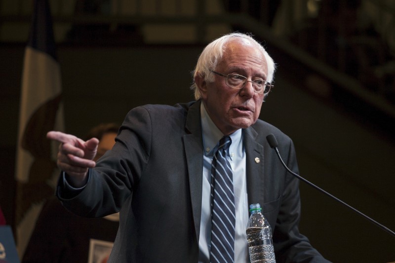 © Reuters. U.S. Democratic presidential candidate Bernie Sanders speaks at the Indianola Town Meeting at Simpson College in Indianola, Iowa