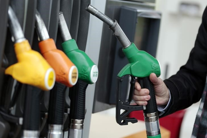 © Reuters. A customer prepares to fill up his tank in a gasoline station in Nice