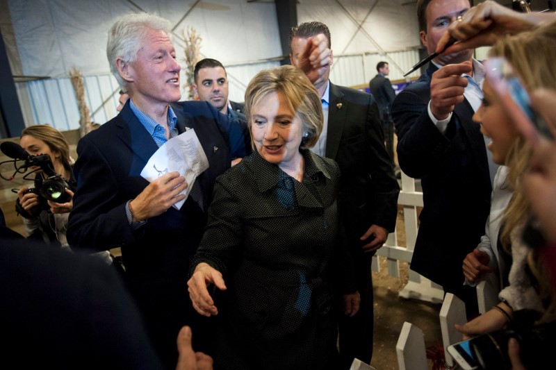 © Reuters. Democratic U.S. presidential candidate Clinton and former U.S. President Clinton greet supporters at the Central Iowa Democrats Fall Barbecue in Ames, Iowa