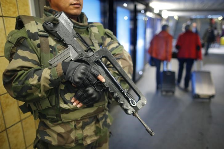 © Reuters. La policía francesa hace 128 registros nocturnos tras los atentados