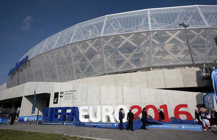 © Reuters. UEFA confirma que Euro 2016 se jugará en Francia, tal como estaba planeado, pese atentados