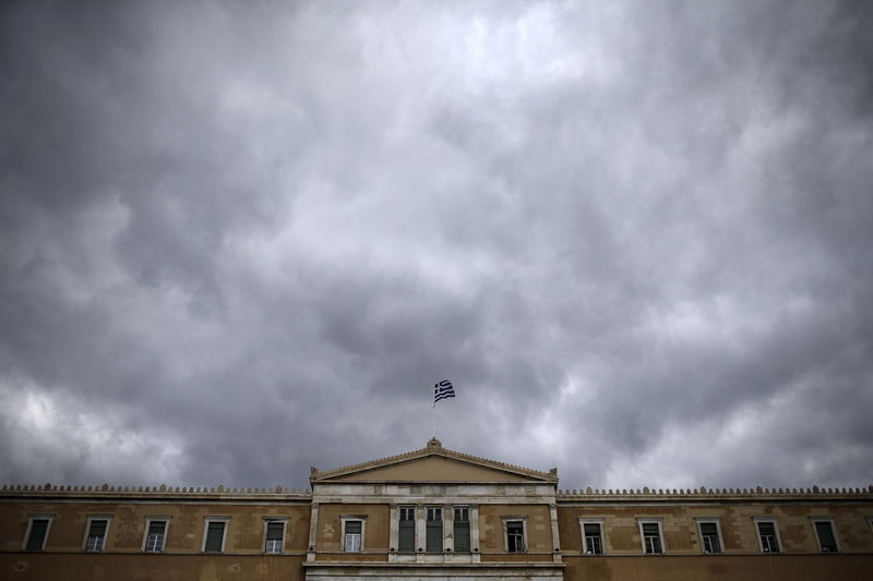 © Reuters. Bandeira nacional grega vista em prédio do governo, em Atenas