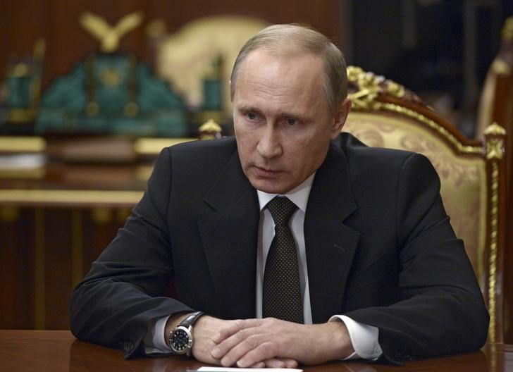© Reuters. بوتين يتوعد بالرد بعد اعلان الكرملين أن قنبلة أسقطت الطائرة الروسية في مصر