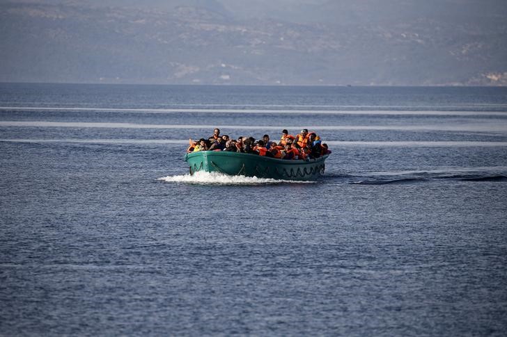 © Reuters. Ocho ahogados al hundirse una lancha con refugiados en la costa griega  