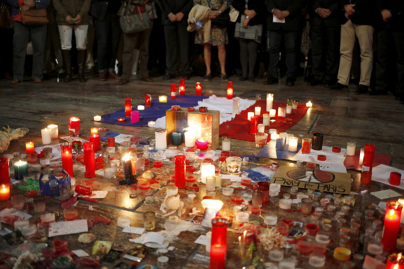 © Reuters. Una commemorazione per le vittime degli attentati di Parigi a Malaga 