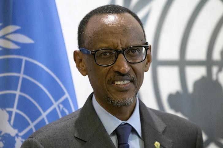 © Reuters. Rwandan President Kagame poses for the media during a meeting with U.N. Secretary-General Ki-moon during the United Nations General Assembly at the United Nations in Manhattan