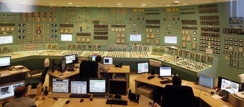 © Reuters. Сотрудники в центре управления атомной электростанции Пакш в Венгрии
