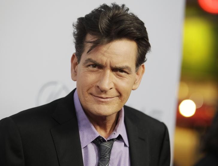 © Reuters. Ator Charlie Sheen posa para fotos em Hollywood