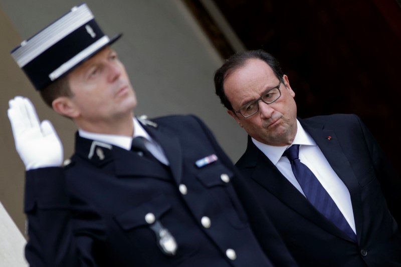 © Reuters. تحليل-أولوند أمام ضغط لتعديل السياسة الخارجية بعد هجمات باريس
