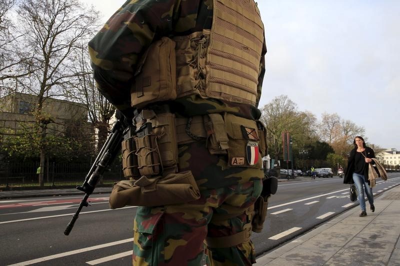 © Reuters. Un soldato belga con addosso il gagliardetto della Francia